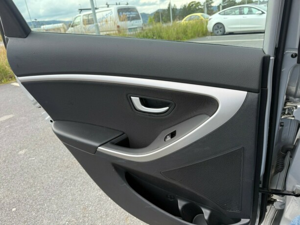 hyundai-i30-bensin-2013-big-13