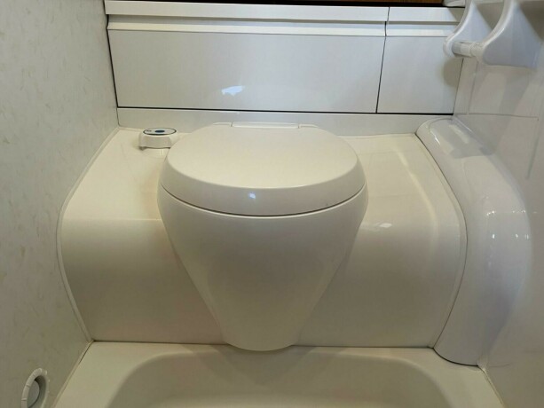 hobby-460-ufe-premium-lav-plassert-seng-bak-stekeovn-micro-truma-varme-gulvvarme-dusj-varmtvann-2013-big-46