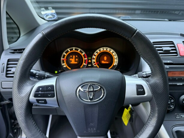toyota-auris-bensin-2010-big-14