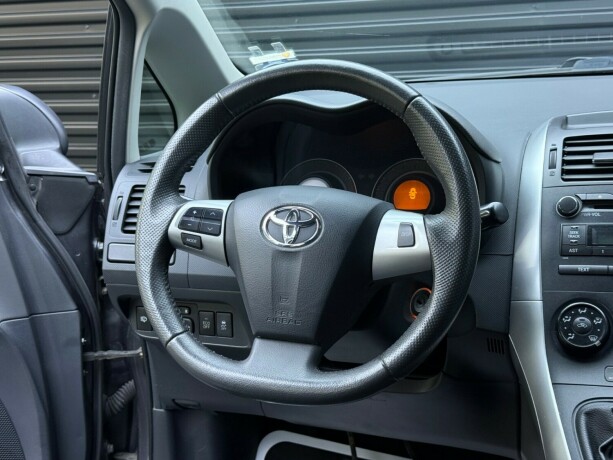 toyota-auris-bensin-2010-big-13