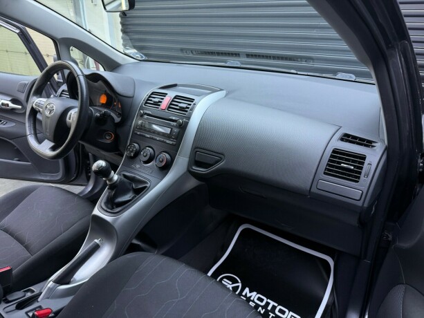 toyota-auris-bensin-2010-big-11