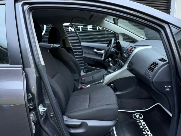 toyota-auris-bensin-2010-big-22