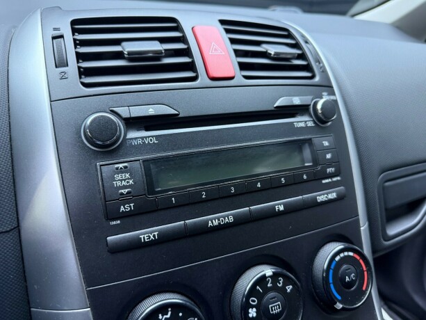 toyota-auris-bensin-2010-big-16