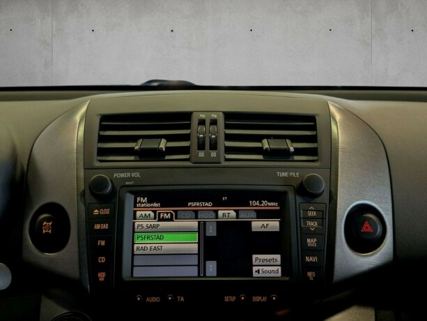 toyota-rav4-bensin-2011-big-16