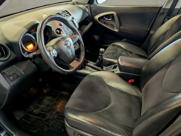 toyota-rav4-bensin-2011-big-19