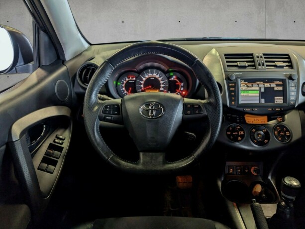 toyota-rav4-bensin-2011-big-13