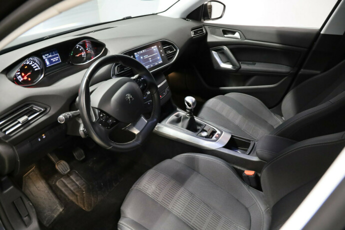 peugeot-308-bensin-2019-big-5