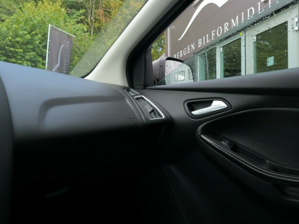 ford-focus-bensin-2018-big-15