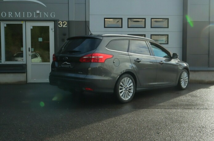 ford-focus-bensin-2018-big-1