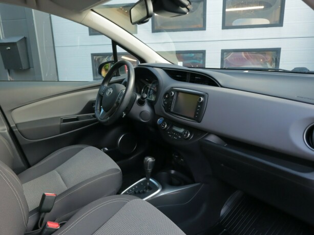 toyota-yaris-elektrisitetbensin-2016-big-8