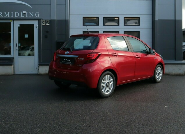 toyota-yaris-elektrisitetbensin-2016-big-1