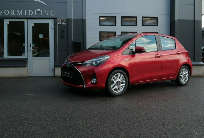 toyota-yaris-elektrisitetbensin-2016-big-0