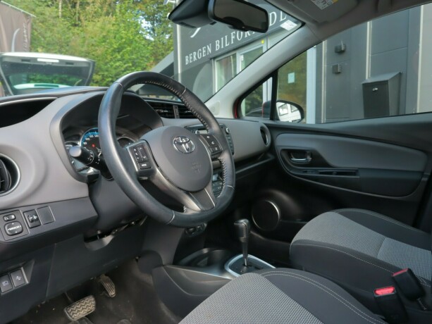 toyota-yaris-elektrisitetbensin-2016-big-6