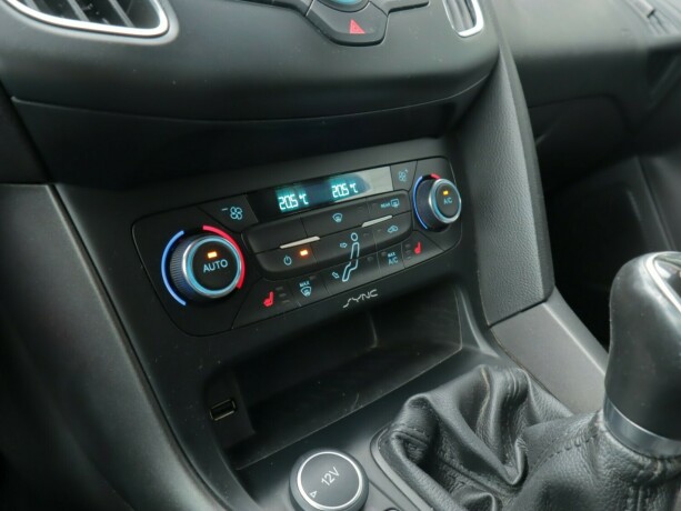 ford-focus-bensin-2015-big-8