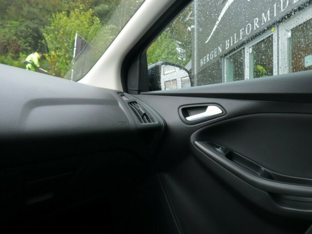 ford-focus-bensin-2015-big-11