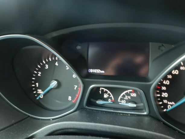 ford-focus-bensin-2015-big-13