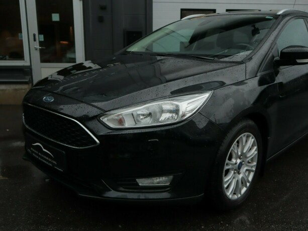 ford-focus-bensin-2015-big-4
