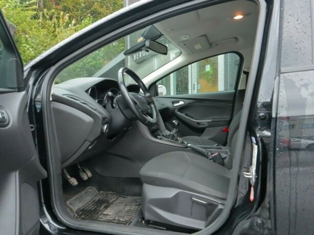 ford-focus-bensin-2015-big-5