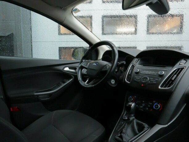 ford-focus-bensin-2015-big-6