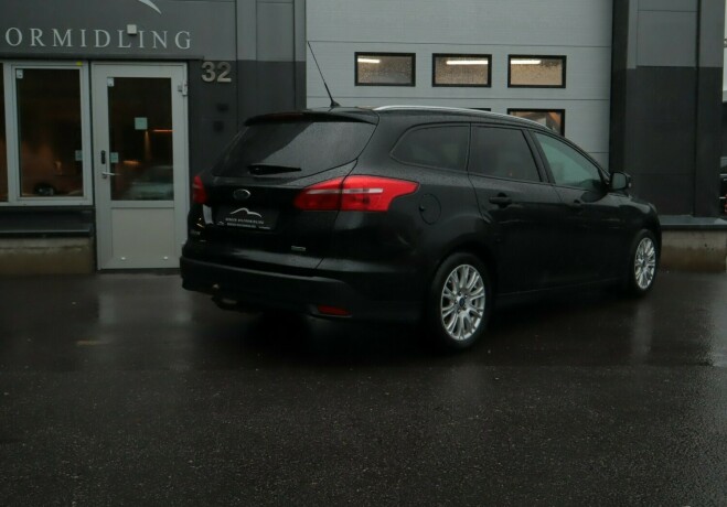 ford-focus-bensin-2015-big-1