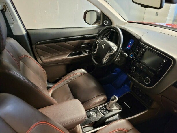 mitsubishi-outlander-elektrisitetbensin-2016-big-12