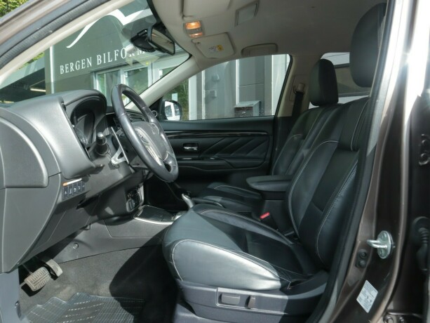 mitsubishi-outlander-elektrisitetbensin-2016-big-4