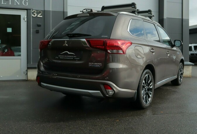 mitsubishi-outlander-elektrisitetbensin-2016-big-3