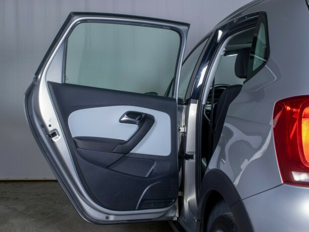 volkswagen-polo-diesel-2012-big-20