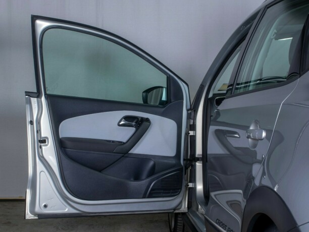 volkswagen-polo-diesel-2012-big-19