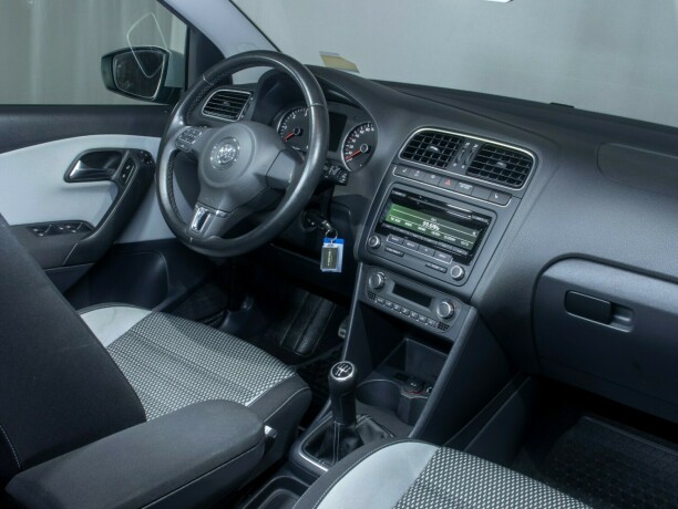 volkswagen-polo-diesel-2012-big-15