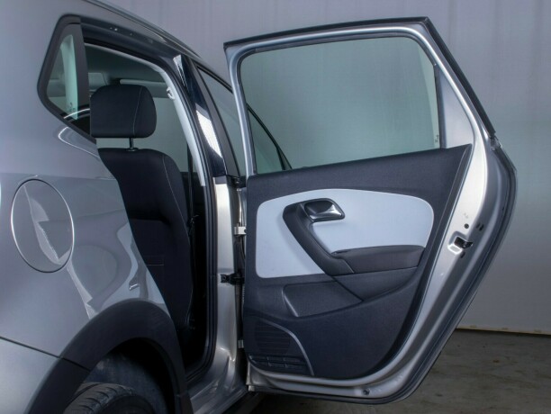 volkswagen-polo-diesel-2012-big-14