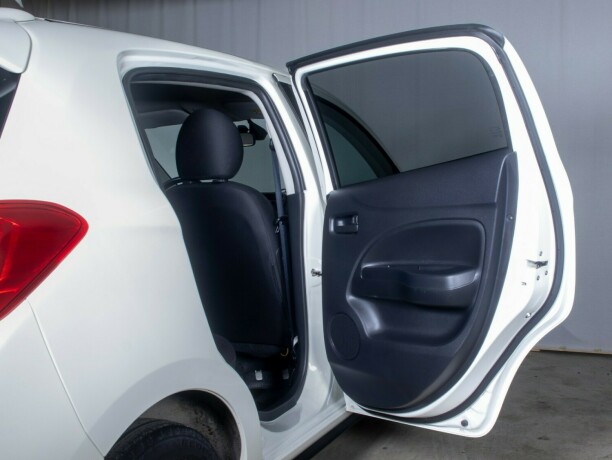 mitsubishi-space-star-bensin-2014-big-17