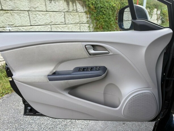 honda-insight-bensin-2009-big-18