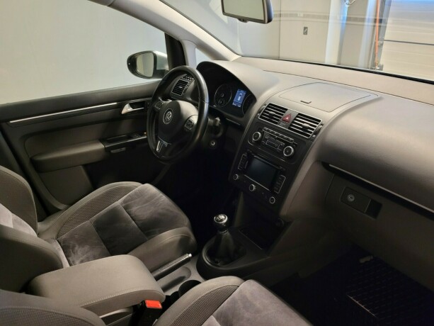 volkswagen-touran-diesel-2011-big-11