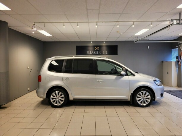 volkswagen-touran-diesel-2011-big-2
