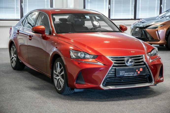 lexus-is-elektrisitetbensin-2017-big-3