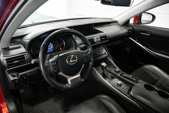 lexus-is-elektrisitetbensin-2017-big-5