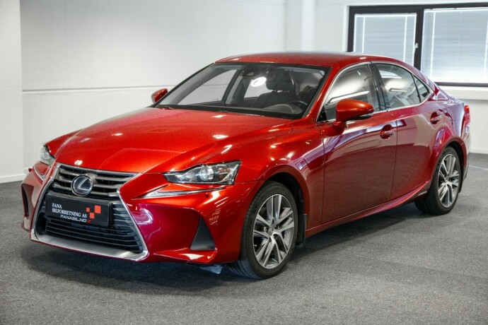 lexus-is-elektrisitetbensin-2017-big-0
