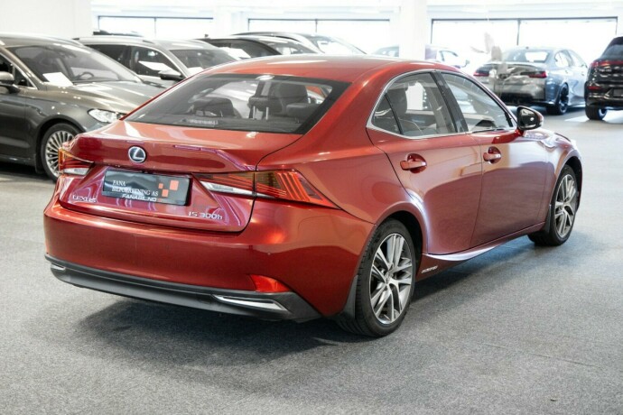lexus-is-elektrisitetbensin-2017-big-2