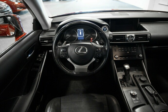 lexus-is-elektrisitetbensin-2017-big-10