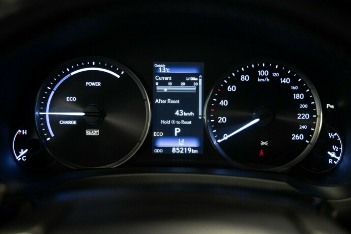 lexus-is-elektrisitetbensin-2017-big-11