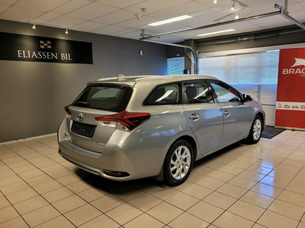 toyota-auris-elektrisitetbensin-2017-big-3