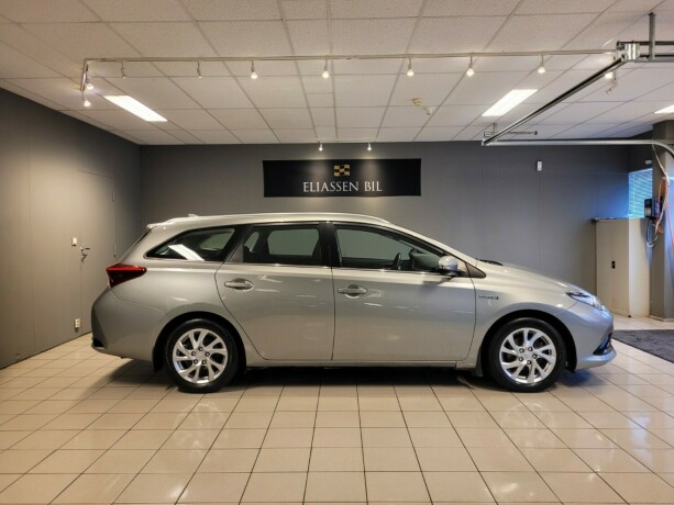 toyota-auris-elektrisitetbensin-2017-big-2