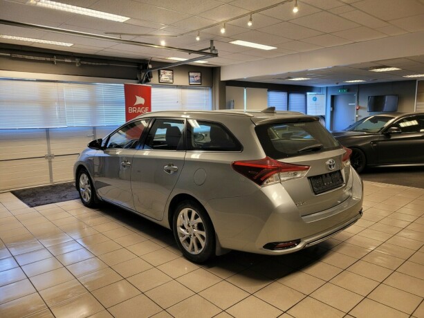 toyota-auris-elektrisitetbensin-2017-big-5