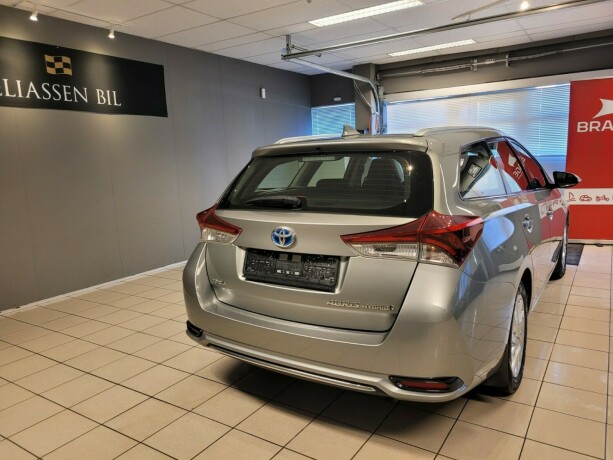 toyota-auris-elektrisitetbensin-2017-big-4