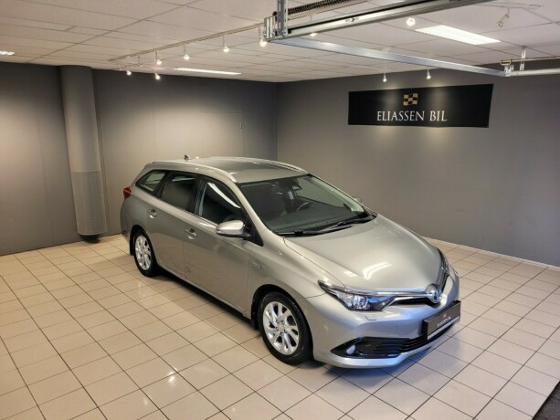 toyota-auris-elektrisitetbensin-2017-big-1