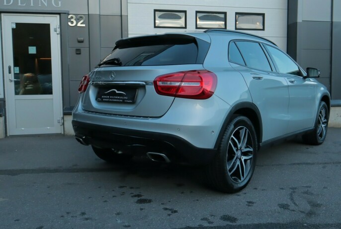 mercedes-benz-gla-bensin-2015-big-3