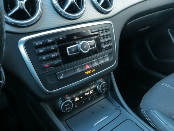 mercedes-benz-gla-bensin-2015-big-22
