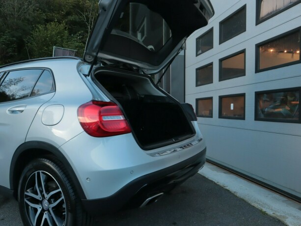 mercedes-benz-gla-bensin-2015-big-27