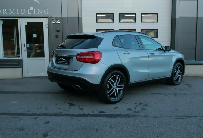 mercedes-benz-gla-bensin-2015-big-1
